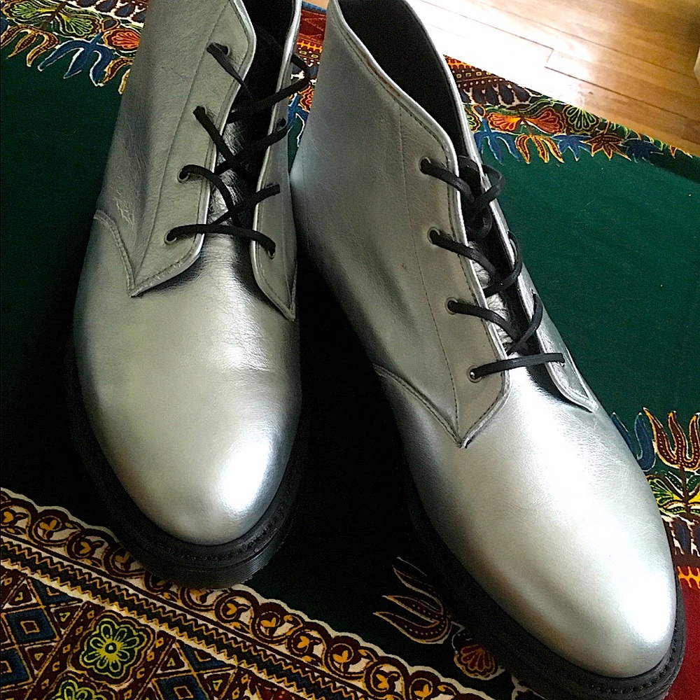 Super Unique (NIB) Dr Marten silver metallic 🥾 boots